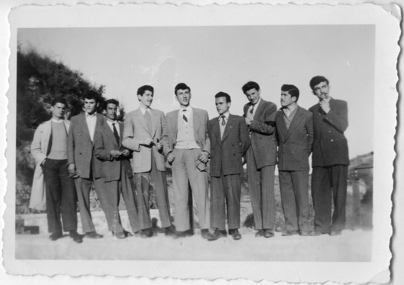 Παρέα φίλων πάνω από το εργοστάσιο Σωσίδη