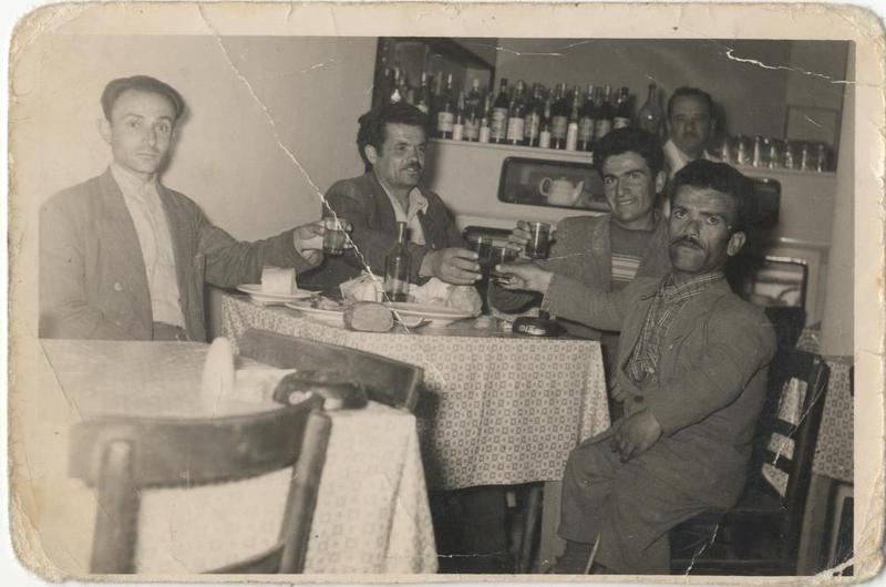 Φίλοι σε καφενείο στην Κοζάνη