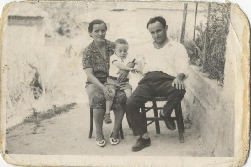 Το ζεύγος Παπαδοπούλου με το στερνοπαίδι τους