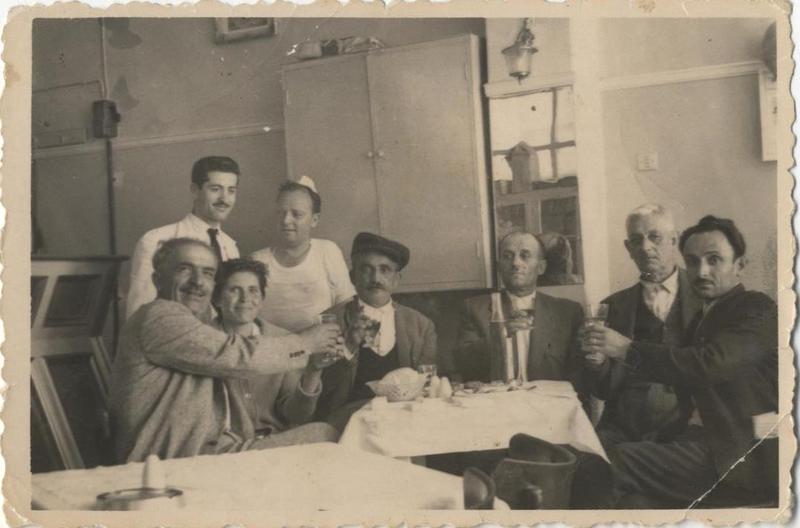 Φίλοι σε Μαγειρείο - Καφενείο στην Κοζάνη