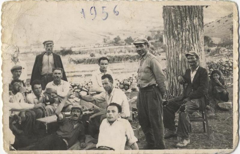 Μεσημεριανό διάλειμμα έξω από το καφενείο του χωριού Σκάφη (Κοζάνη)