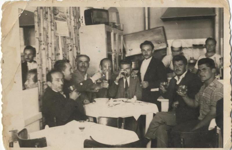 Φίλοι σε Μαγειρείο - Καφενείο στην Κοζάνη