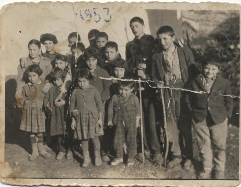 Μαθητές Δημοτικού έξω από το σχολείο Σκάφη (Κοζάνης)