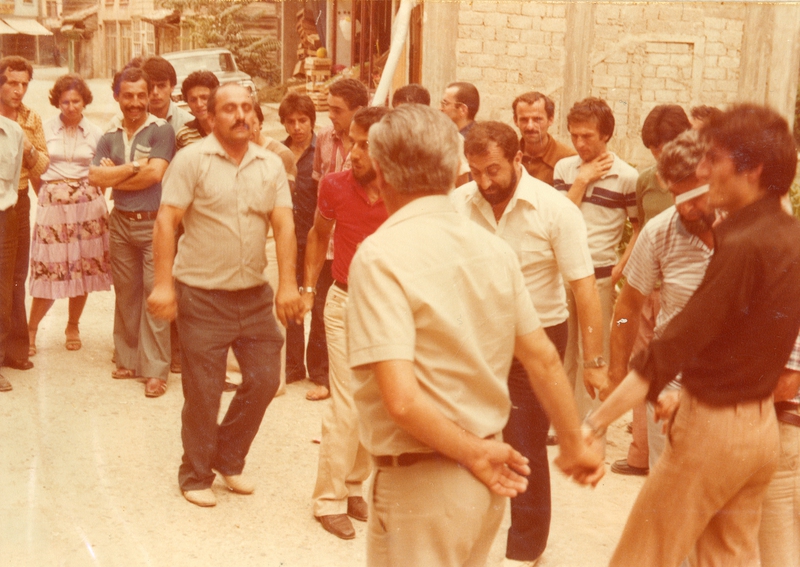 Τούρκοι παίζουν λύρα και χορεύουν