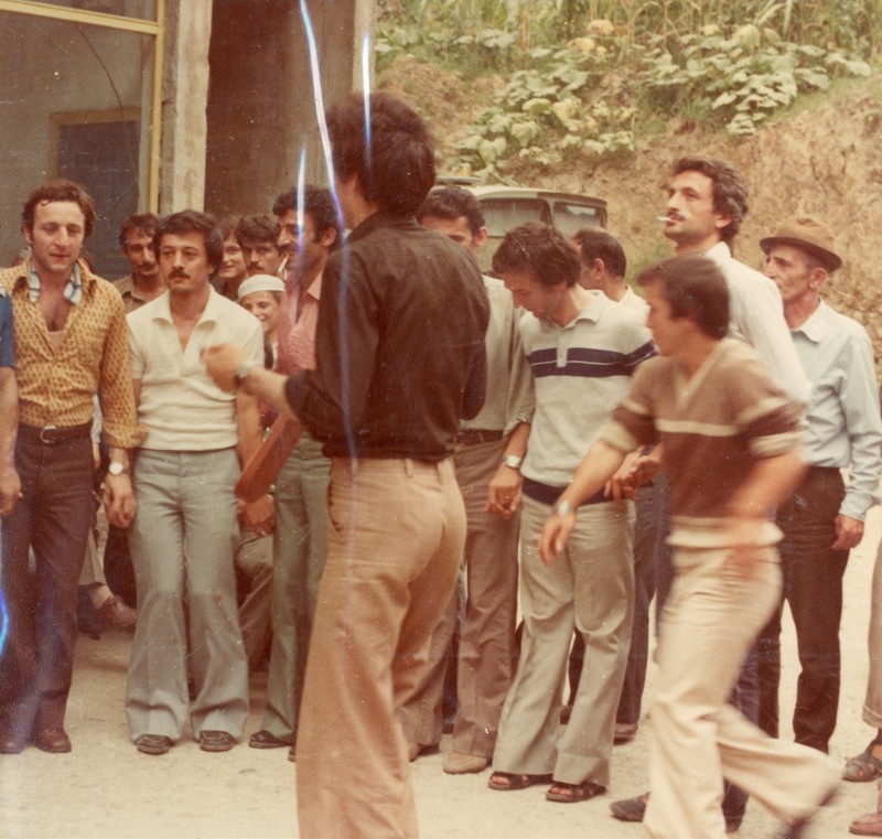 Τούρκοι παίζουν λύρα και χορεύουν