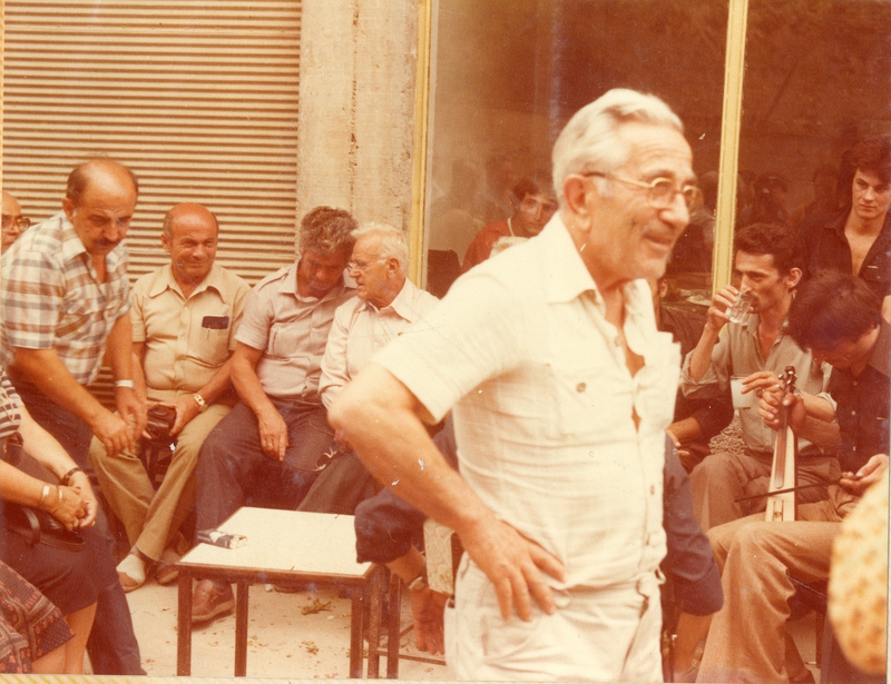 Τούρκοι και εκδρομείς τραγουδάνε
