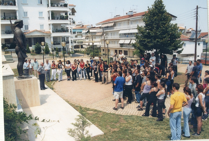 Κατάθεση στεφάνου στο μνημείο του Πόντιου Ακρίτα στην πλάτεια Καπετάνιδη, Βέροια