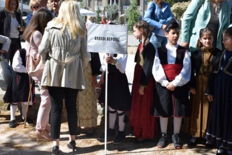 Μικροί χορευτές από το Σύλλογο Βλάχων Βέροιας πριν την παρέλαση
