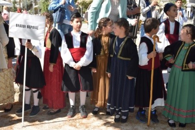 Μικροί χορευτές από το Σύλλογο Βλάχων Βέροιας πριν την παρέλαση