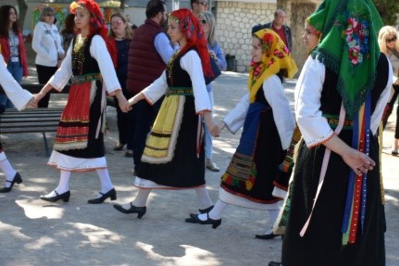 Παιδικό τμήμα Λυκείου Ελληνίδων Βέροιας χορεύει χορούς από Θράκη