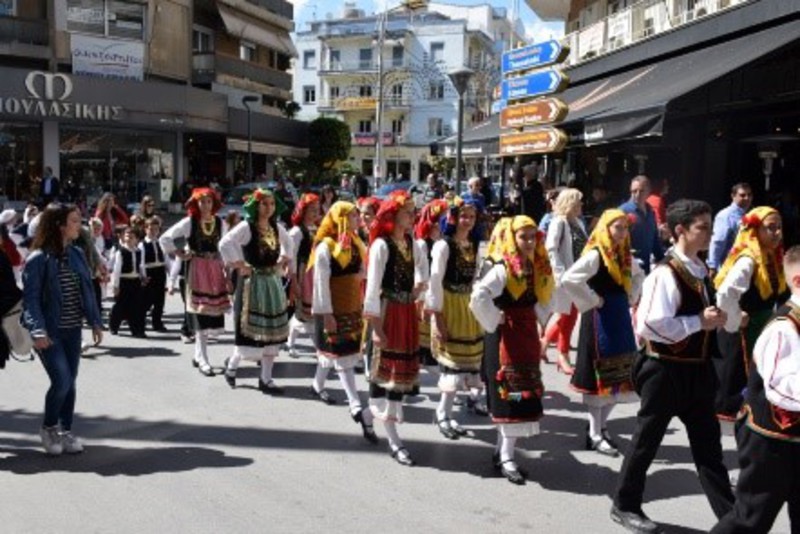 Παρέλαση χορευτών Λυκείου Ελληνίδων Βέροιας