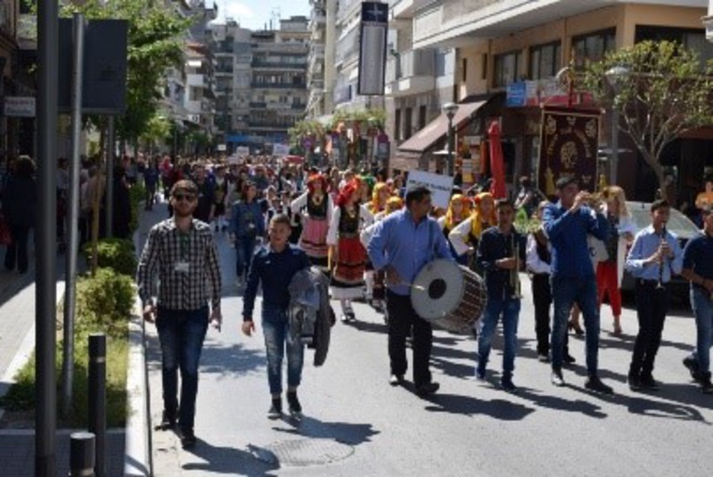 Παρέλαση στα πλαίσια του 4ου παιδικού φεστιβάλ παραδοσιακών χορών Λυκείου Ελληνίδων Βέροιας
