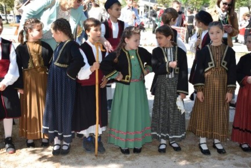 Μικροί χορευτές από το Σύλλογο Βλάχων Βέροιας πριν την παρέλαση