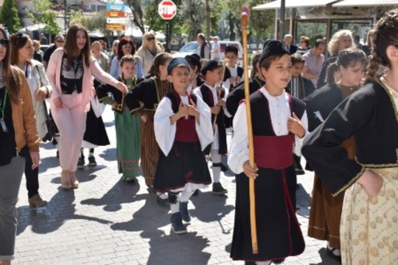 Παρέλαση χορευτών από το Σύλλογο Βλάχων Βέροιας