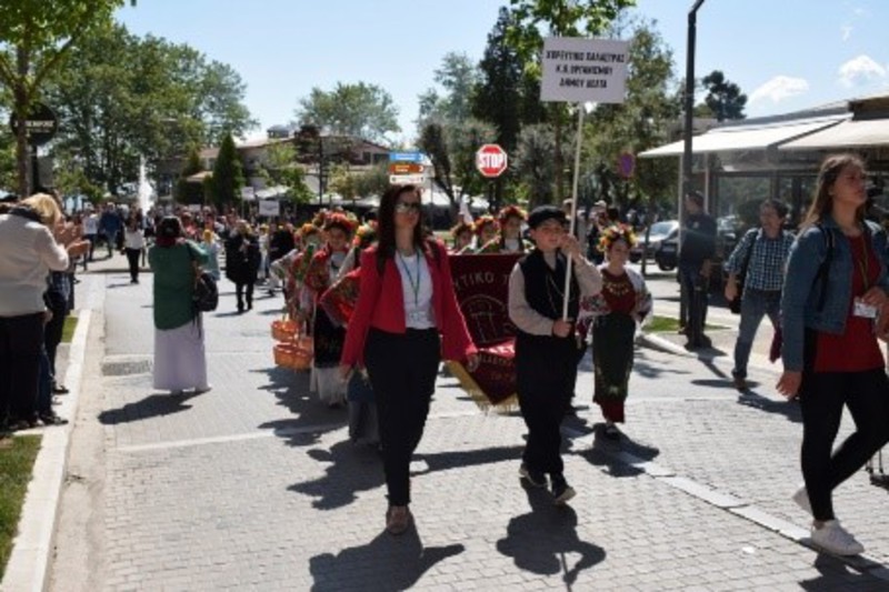 Εθελόντριες συνοδεύουν παιδικά τμήματα κατά τη διάρκεια της παρέλασης στην οδό Εληάς, Βέροια