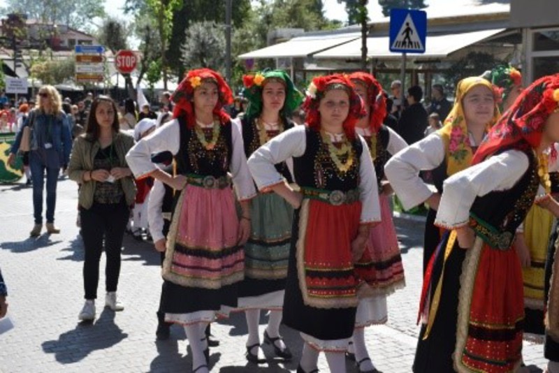 Παρέλαση του Λυκείου Ελληνίδων Βέροιας με την παραδοσιακή φορεσιά Θράκης