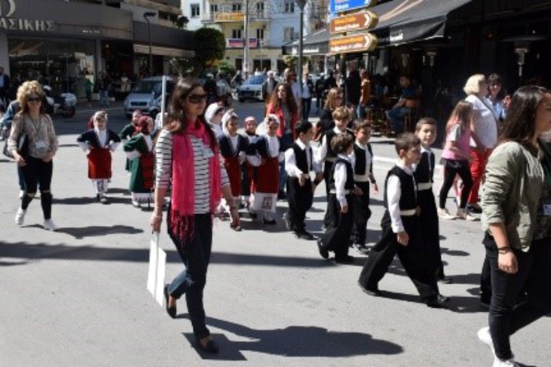 Παρέλαση 1ου παιδικού τμήματος Λυκείου Ελληνίδων Βέροιας με φορεσιά Ηπείρου
