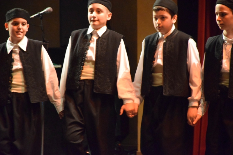 Αγόρια  του Λυκείου Ελληνίδων  Βέροιας με φορεσιές Μακεδονίας