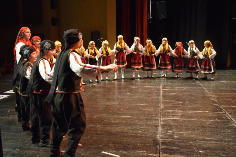 Λύκειο Ελληνίδων Ορεστιάδος με φορεσιές Μεταξάδων Θράκης