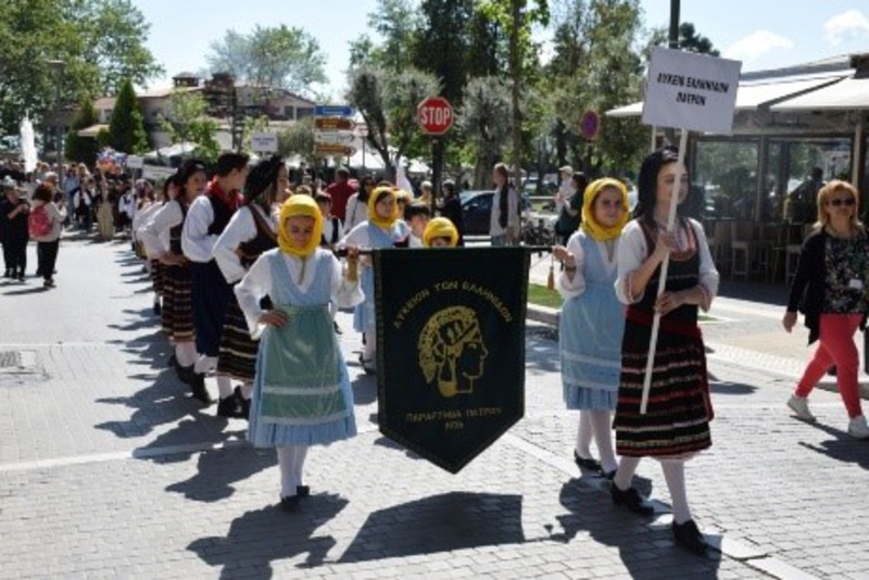 Παρέλαση χορευτών  του Λυκείου Ελληνίδων Πάτρας