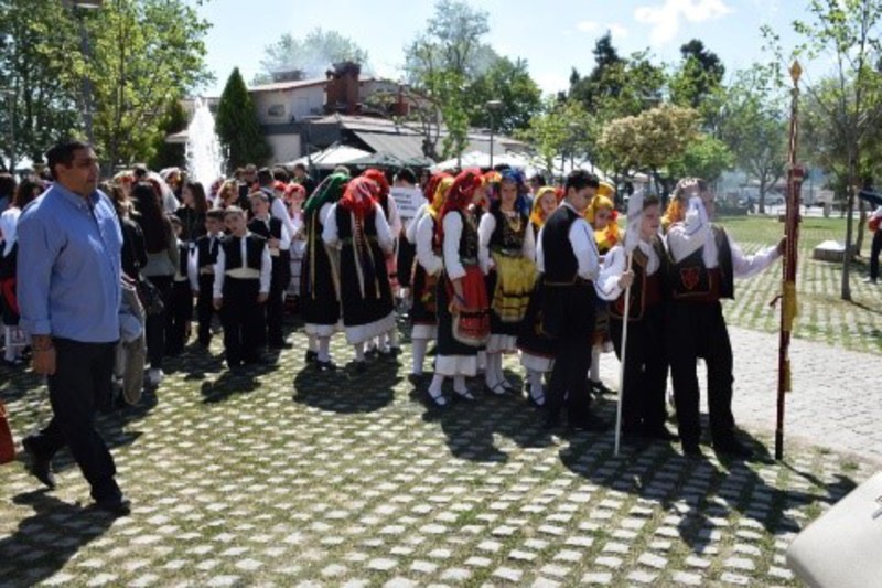 Παρέλαση του Λυκείου Ελληνίδων Βέροιας με την παραδοσιακή φορεσιά Θράκης