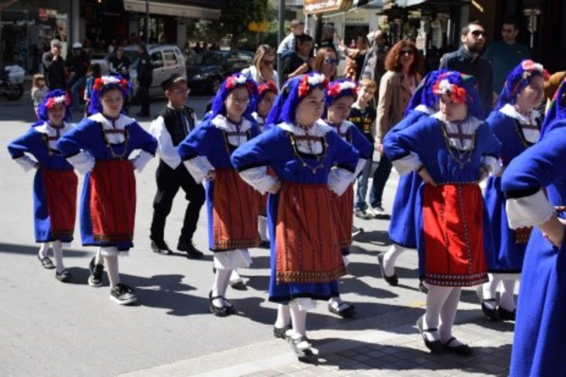 Μικροί χορευτές κατά τη διάρκεια της παρέλασης