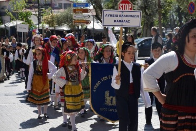 Παρέλαση μικρών χορευτών του Λυκείου Ελληνίδων Καβάλας