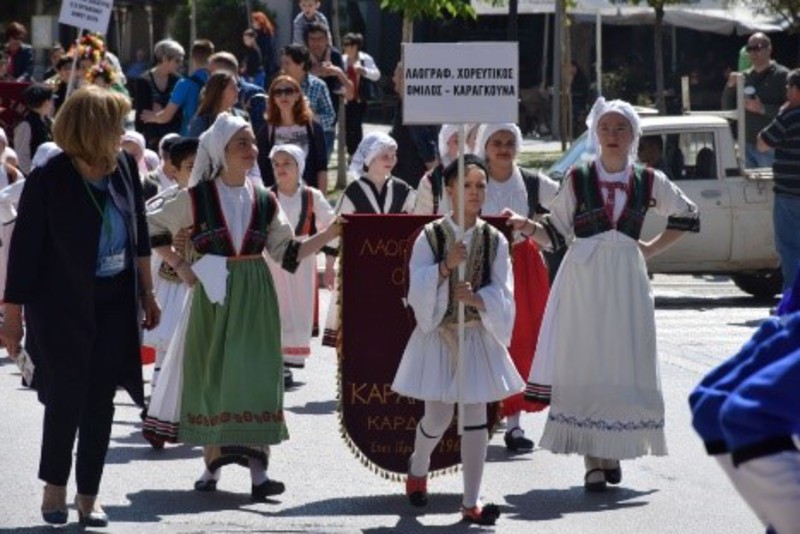 Χορευτές από το Λαογραφικό χορευτικό Ομιλο 