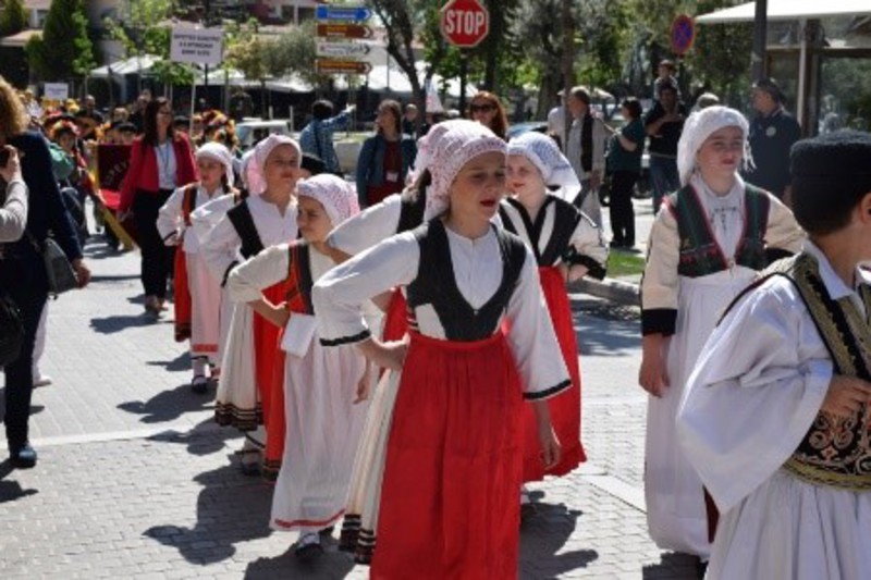Χορευτές από το Λαογραφικό χορευτικό Ομιλο 