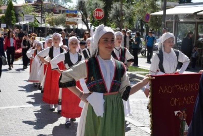Χορευτές από το Λαογραφικό χορευτικό Ομιλο 