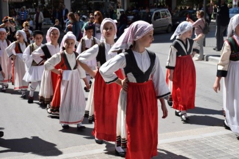 Χορευτές από το Λαογραφικό χορευτικό Ομιλο 
