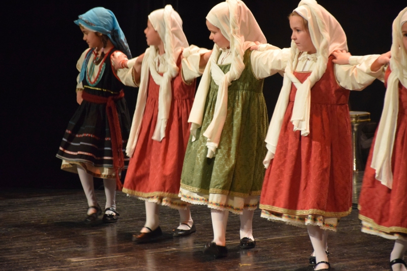 Παιδικό τμήμα Λυκείου Ελληνίδων  Κατερίνης, με φορεσιές Πάρου