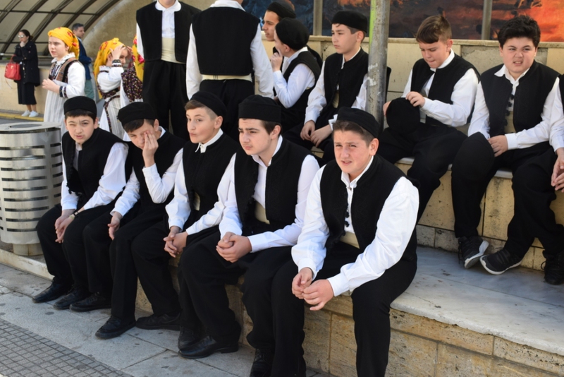 Χορευτές του Λυκείου Ελληνίδων Βέροιας με φορεσιές Μακεδονίας