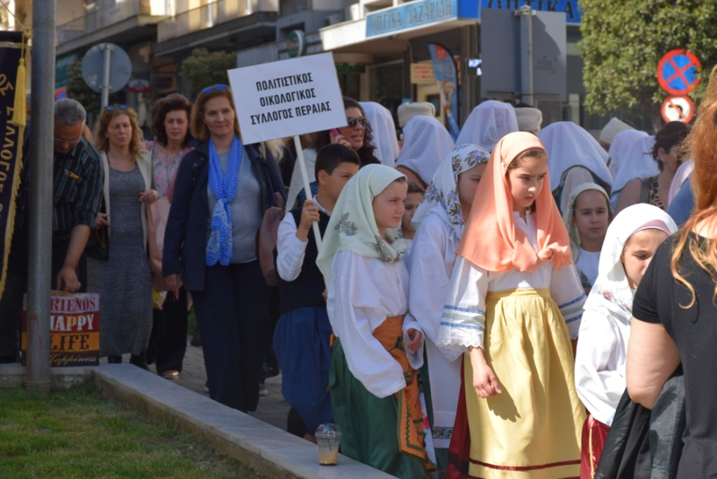 Πολιτιστικός Οικολογικός Σύλλογος Περαίας, με νησιώτικες φορεσιές Αιγαίου
