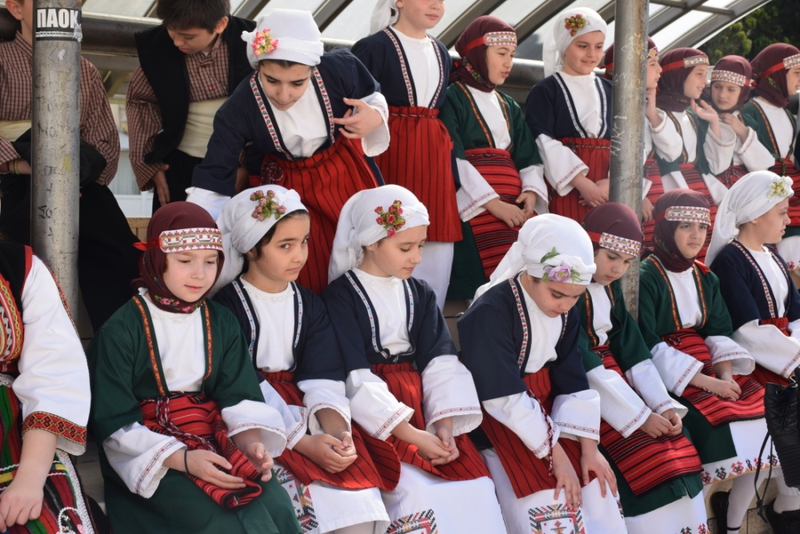 Χορεύτριες με φορεσιές από την Επισκοπή και τη Νεωχορούδα