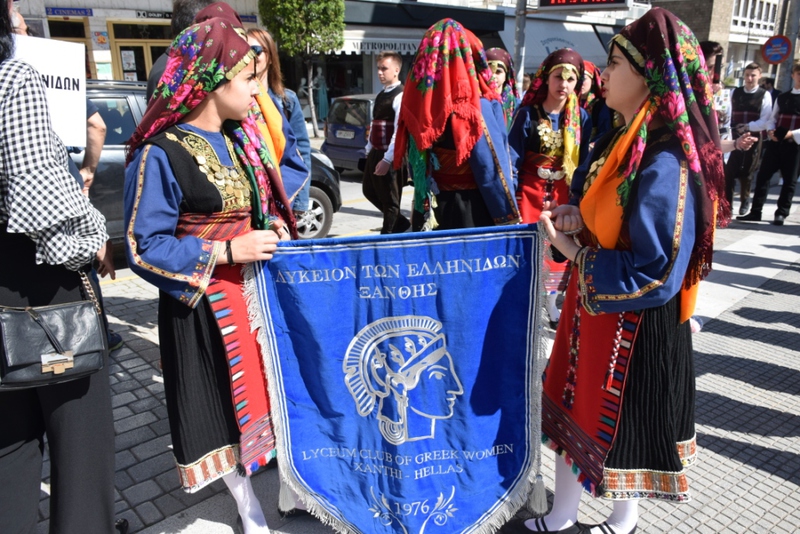 Χορεύτριες από το Λύκειο Ελληνίδων Ξάνθης με φορεσιές απο την Ανατολική Ρωμυλία