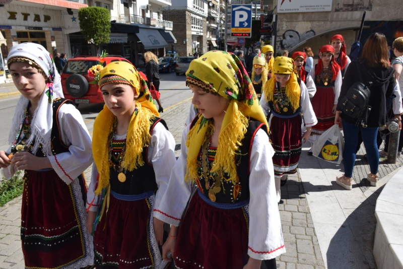Λύκειο Ελληνίδων Ορεστιάδος με φορεσιές από τη Θράκη