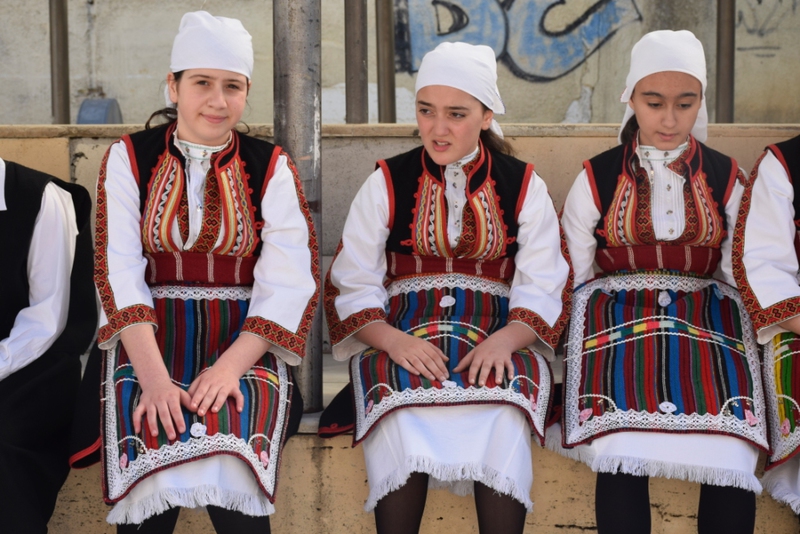 Μικρές χορευτριες του Λυκείου Ελληνίδων Βέροιας ντυμένες με φορεσιές από την Φλώρινα
