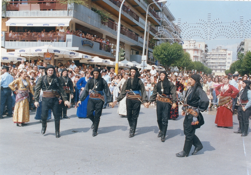 Άντρες της Ευξείνου Λέσχης Βέροιας χορεύουν τον Πυρρίχιο χορό