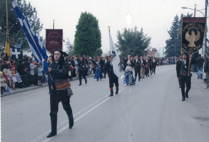Παρέλαση 25ης Μαρτίου 2005.Σημαιοφόρος ο χοροδιδάσκαλος Βασίλης Ασβεστάς