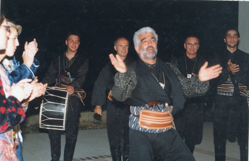 Μέλη της Ευξείνου Λέσχης Βέροιας χορεύουν