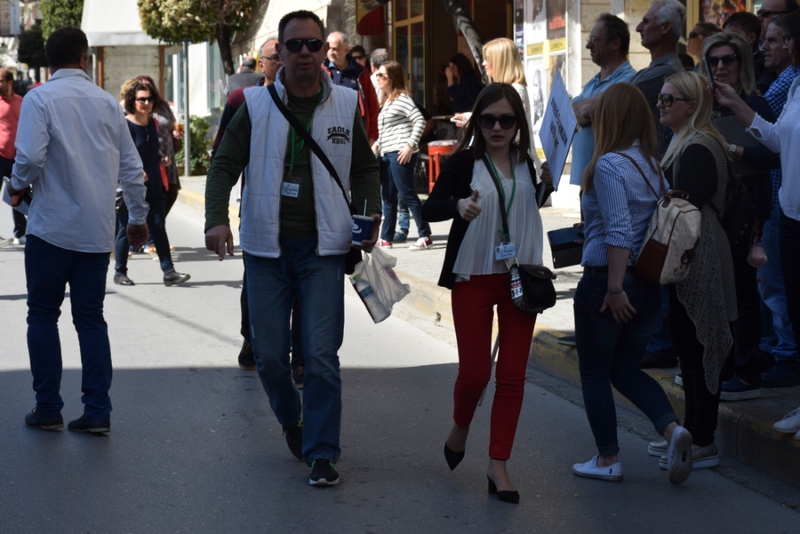 Εθελοντές του 4ου παιδικού φεστιβάλ παραδοσιακών χορών του Λυκείου Ελληνίδων Βέροιας