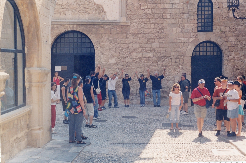 Χορεύοντας μέσα στην παλιά πόλη της Ρόδου
