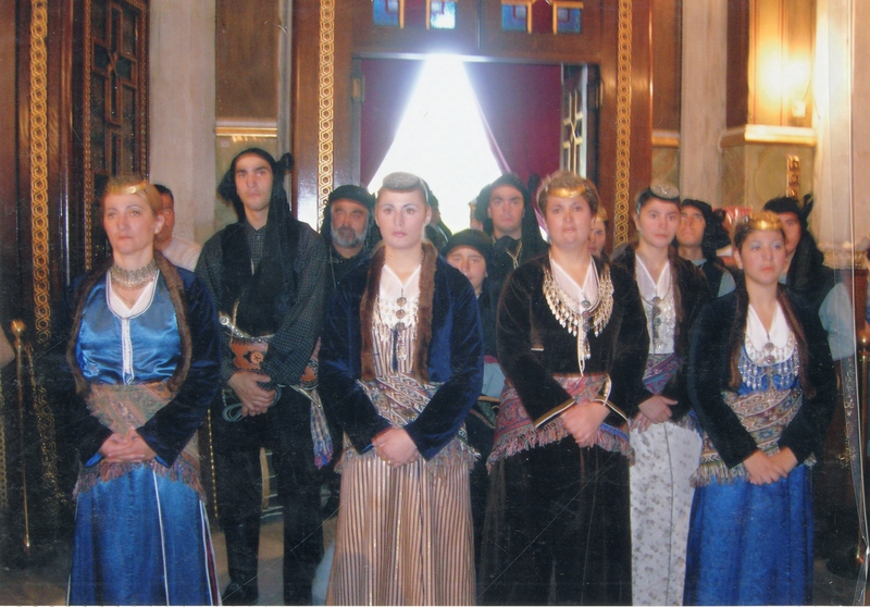 Μέσα στον Καθρεδικό Ναό Αθηνών μέλη της Ευξείνου Λέσχης Βέροιας