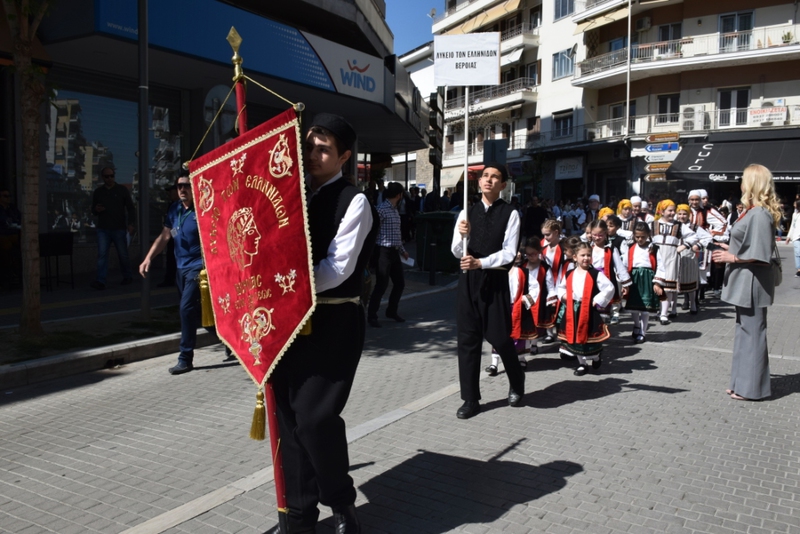 Χορευτές του Λυκείου Ελληνίδων Βέροιας