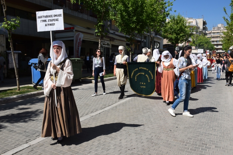 Λαογραφικός Όμιλος  Γυμναστικής Εταιρείας Αγρινίου με φορεσιές Δωδεκανήσου