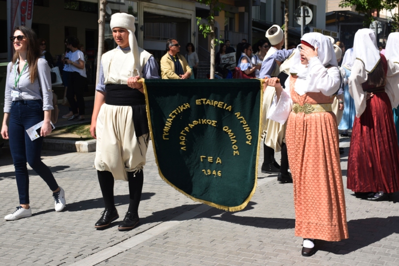 Λαογραφικός Όμιλος  Γυμναστικής Εταιρείας Αγρινίου με φορεσιές Δωδεκανήσου