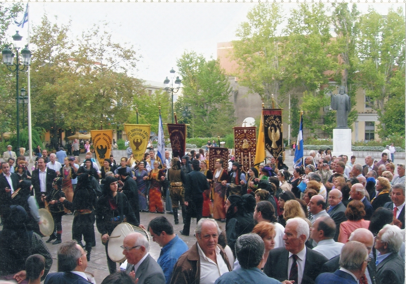 Εκδηλώσεις μετά την εκλογή κληρικού, έξω από τον καθεδρικό Ναό Αθηνών
