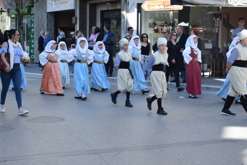 Λαογραφικός Όμιλος  Γυμναστικής Εταιρείας Αγρινίου με φορεσιές Δωδεκανήσου
