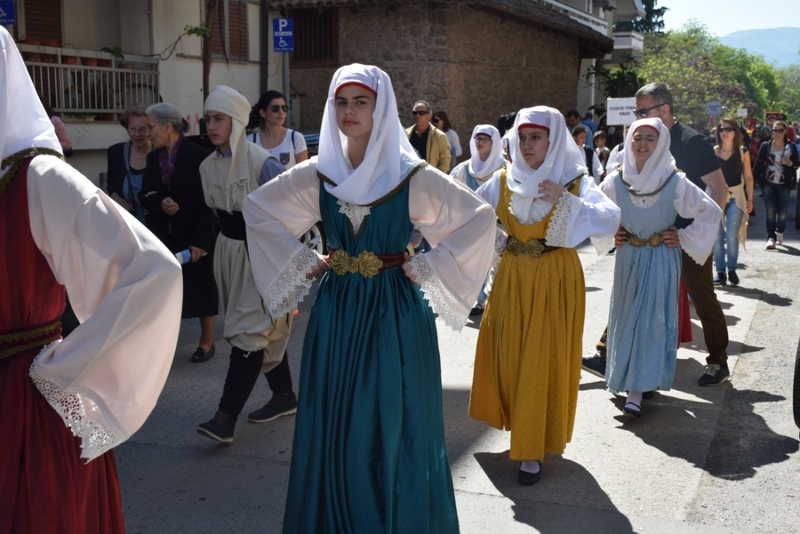 Λαογραφικός Όμιλος  Γυμναστικής Εταιρείας Αγρινίου με φορεσιές Δωδεκανήσου